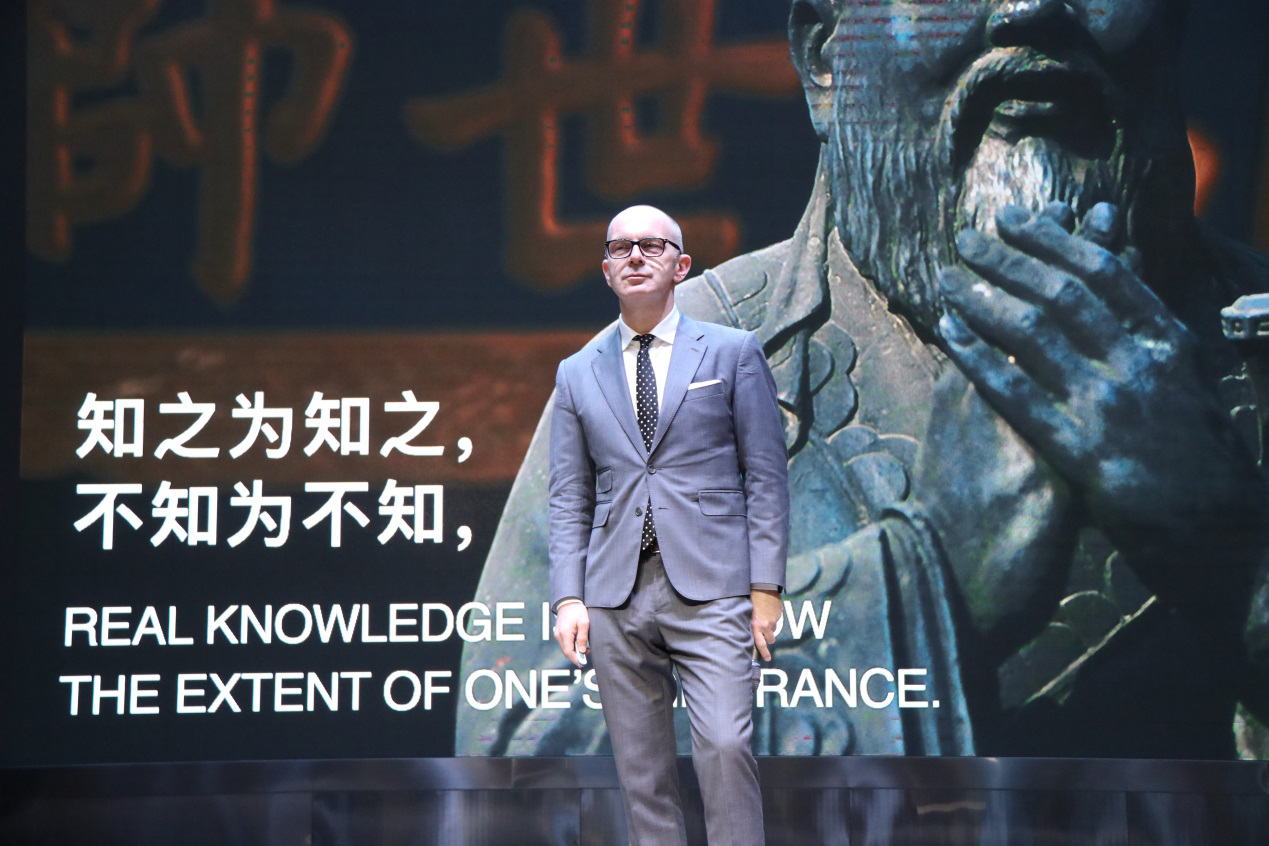 自貢市外國語學(xué)校--教育資源多元化，大師解惑談創(chuàng)新