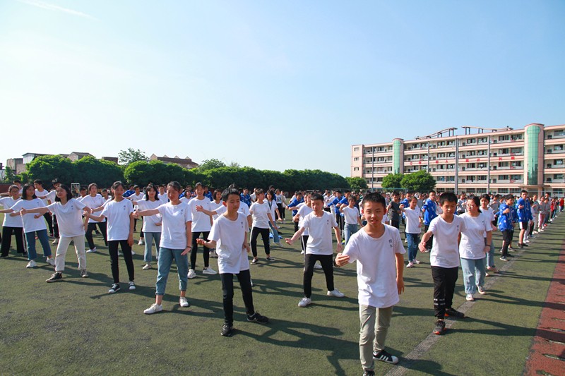 壯觀！三千多學(xué)生在江安中學(xué)運(yùn)動場比賽打太極