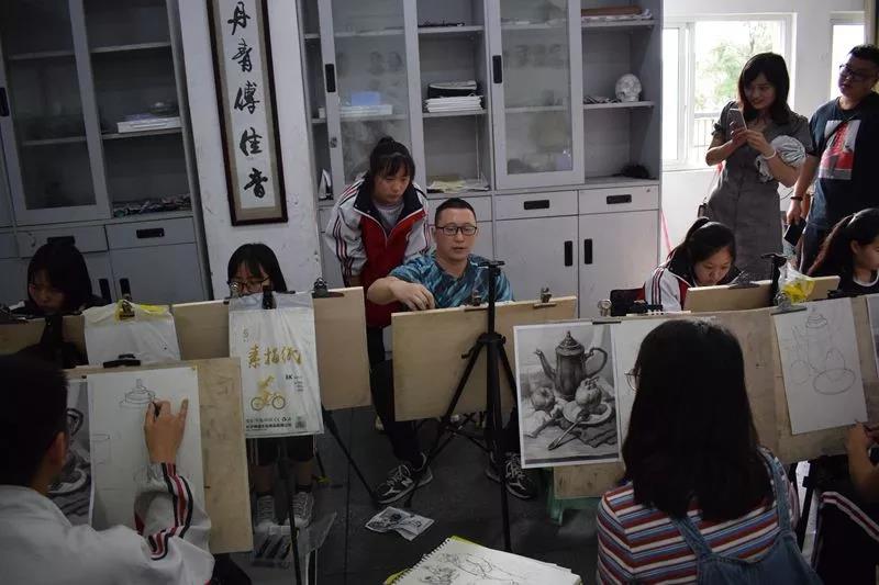 瀘定二中領導一行9人蒞臨壽安中學參觀交流