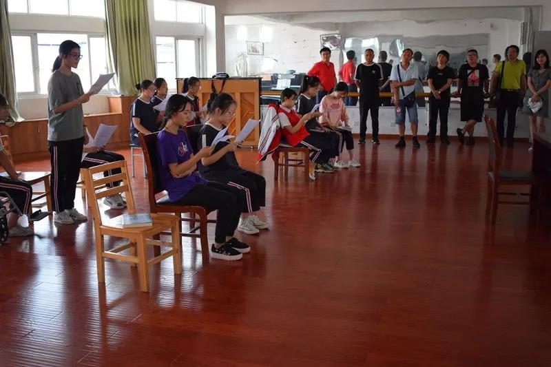 瀘定二中領導一行9人蒞臨壽安中學參觀交流