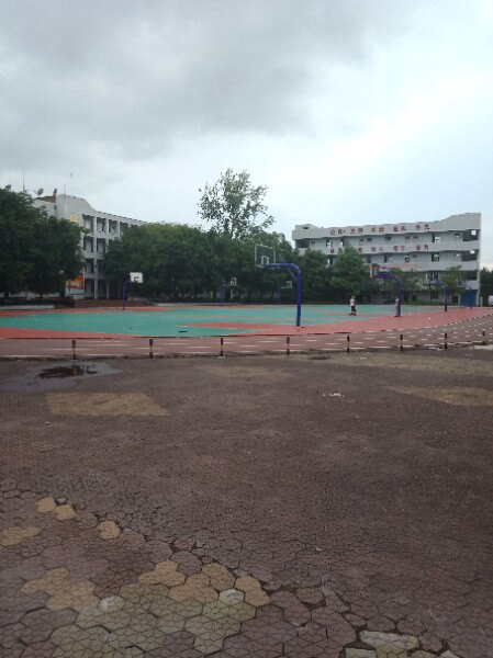 地處內江市東興區(qū)郭北鎮(zhèn)。學校依山傍水，位于清流河畔，獅子山腳下。五十多年來，以其優(yōu)良的校風、教風、學風、社會形象和獨特的辦學風格，被評為“內江市示范性高中”、“內江市校風示范?！?、“內江市最佳文明單位”、“內江市辦學水平督導評估優(yōu)秀學?！?、“內江市體育傳統(tǒng)項目學?！?、“內江市德育工作先進學?！?、“內江市和諧校園”。