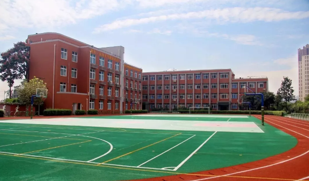 四川師范大學(xué)附屬中學(xué)外國語學(xué)校地理位置在哪里？