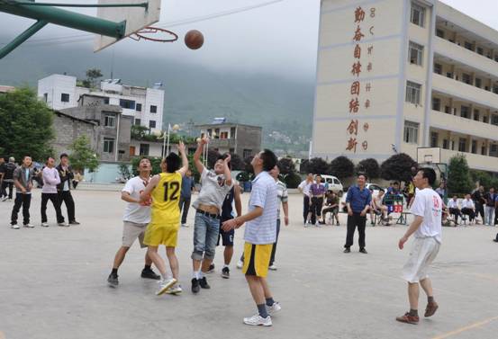 雷波民族中學(xué)地址在哪里？