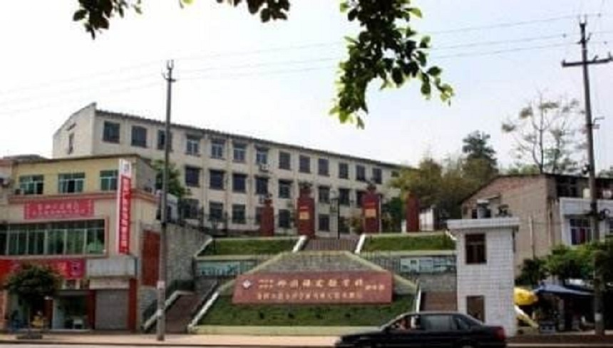 資陽外國語學(xué)校環(huán)境、教學(xué)設(shè)施好不好？