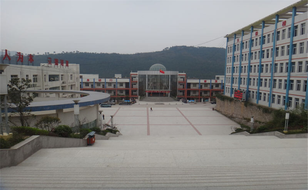 通江縣第二中學(xué)學(xué)校詳細(xì)地址在什么地方？