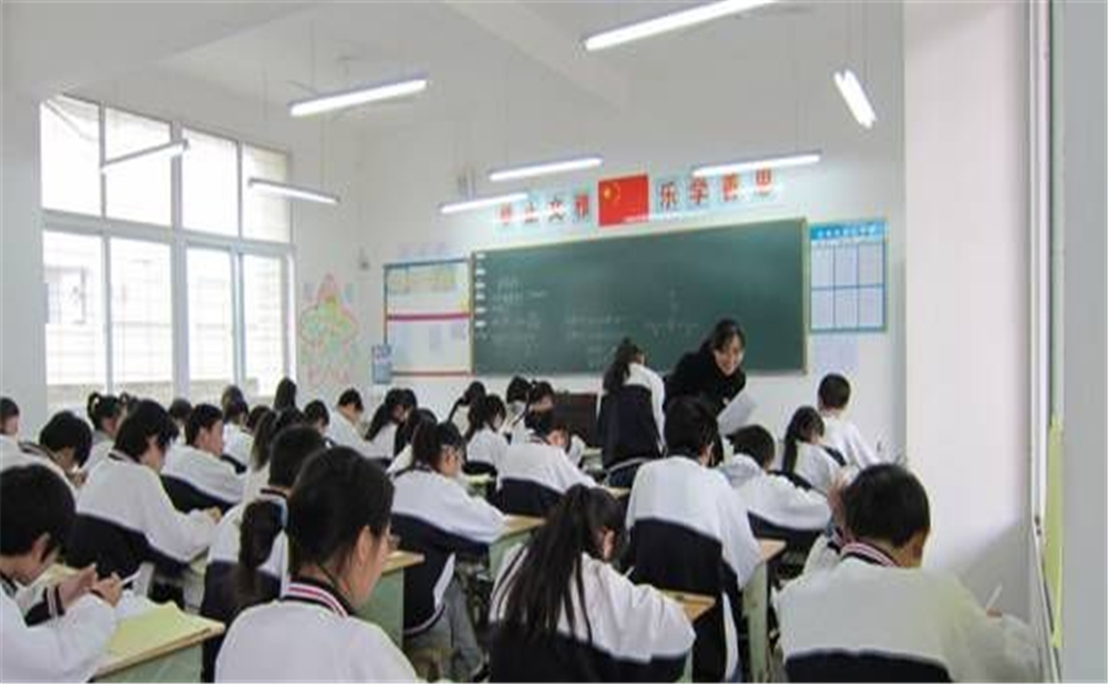 鼎山中學(xué)2020年中考錄取分?jǐn)?shù)線是多少分？
