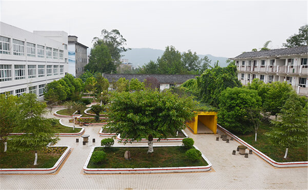 曾口中學(xué)學(xué)校環(huán)境怎么樣？