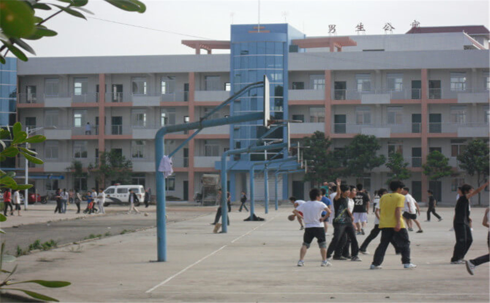 威遠(yuǎn)龍會(huì)中學(xué)學(xué)校環(huán)境怎么樣？