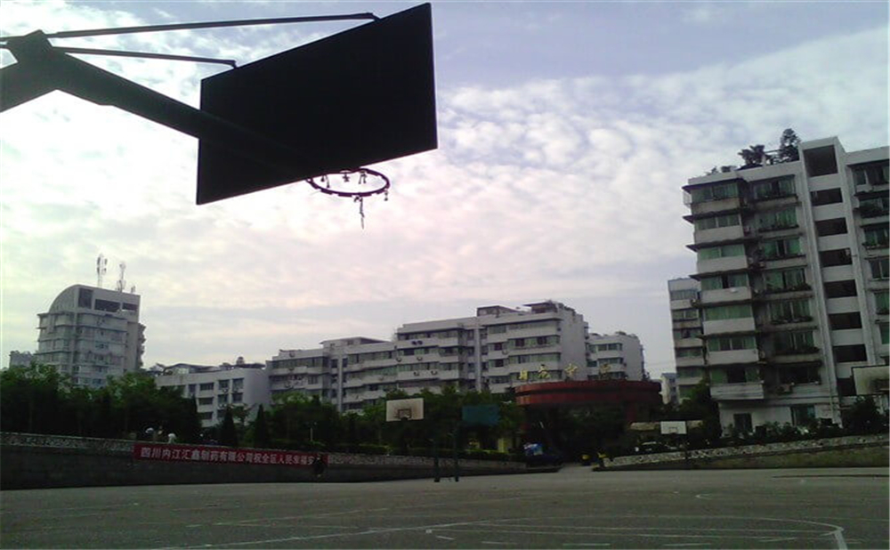 內(nèi)江市翔龍中學(xué)學(xué)校環(huán)境怎么樣？