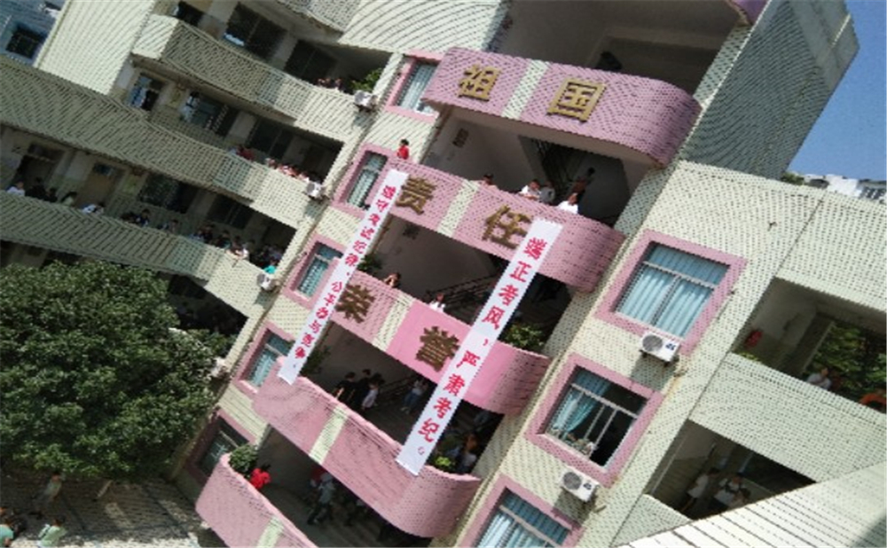 內(nèi)江市翔龍中學(xué)2020年學(xué)校學(xué)費(fèi)多少錢(qián)一年？
