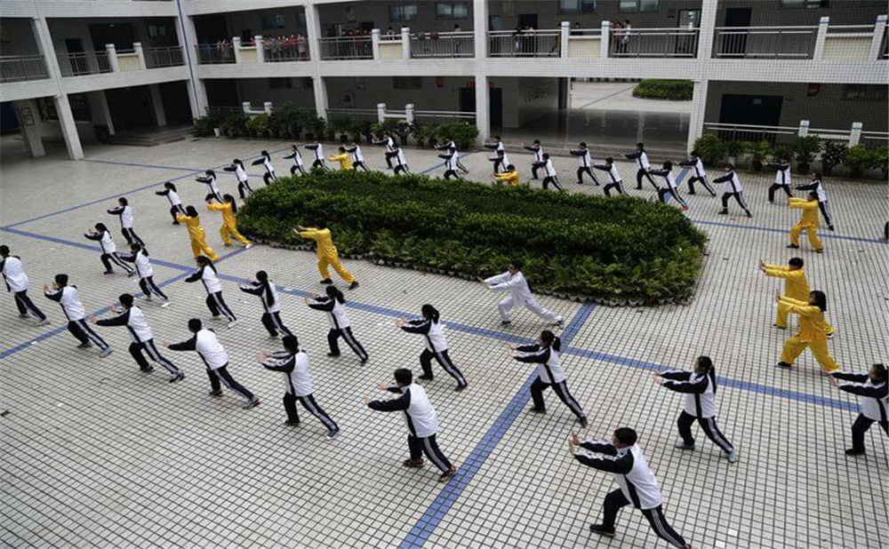 高坪中學2020年學校學費多少錢一年？