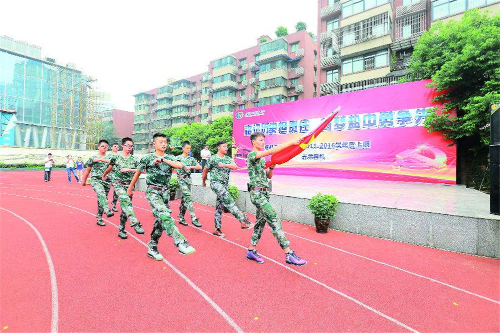 成都市鹽道街中學(xué)每年的學(xué)費(fèi)是多少？