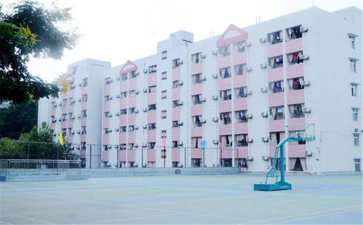 西南交通大學(xué)附屬中學(xué)每年的學(xué)費(fèi)多少錢(qián)？