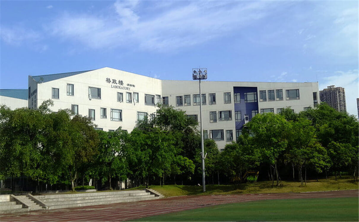 成都實(shí)驗(yàn)外國語學(xué)校（西區(qū)）每年的學(xué)費(fèi)是多少錢？