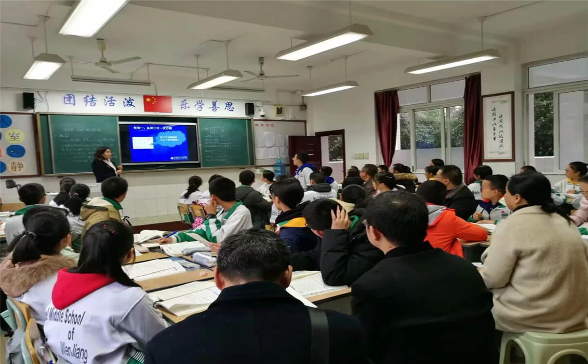 溫江二中每年的學費是多少錢？