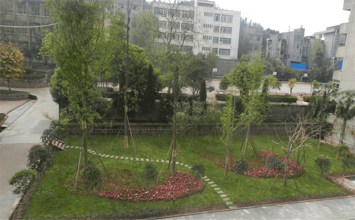 竹篙中學(xué)每年的學(xué)費是多少錢？