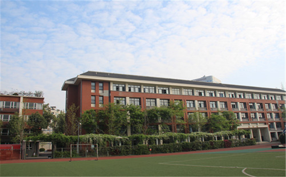 成都七中八一學(xué)校一年的學(xué)費是多少？