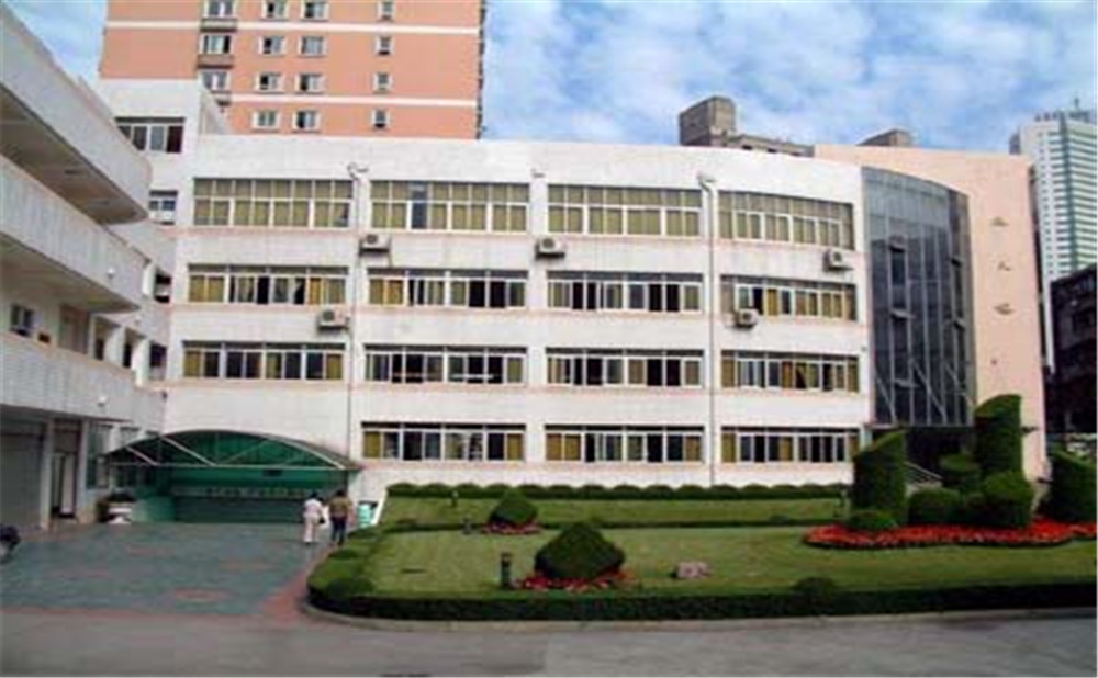 成都市鹽道街中學(xué)外招生一年的學(xué)費是多少？