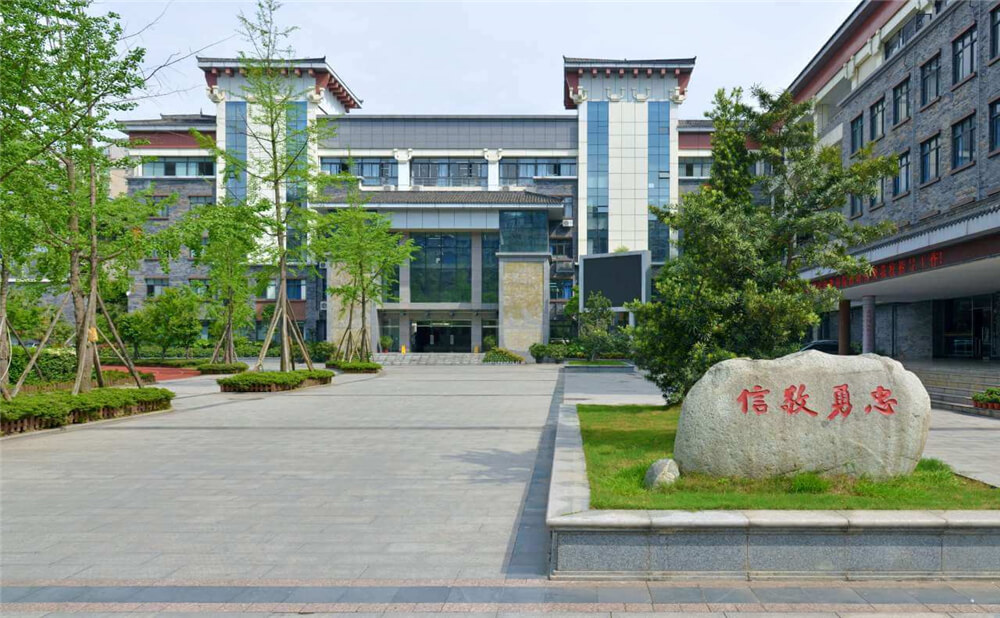 成都市西北中學(xué)外招生一年的學(xué)費是多少錢？