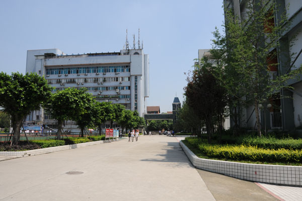 成都鐵路中學(xué)這個(gè)學(xué)校怎么樣？