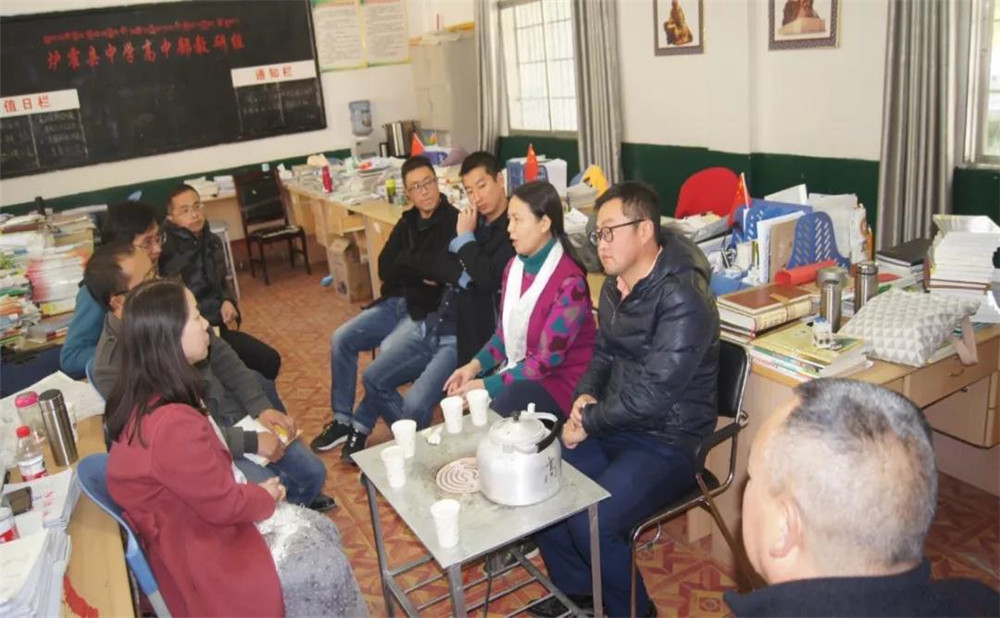 四川師范大學(xué)附屬中學(xué)外招生一年的學(xué)費(fèi)是多少？