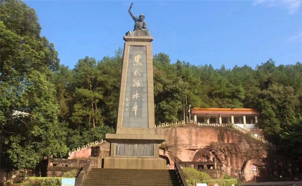成都石室中學(xué)每年學(xué)費(fèi)多少？