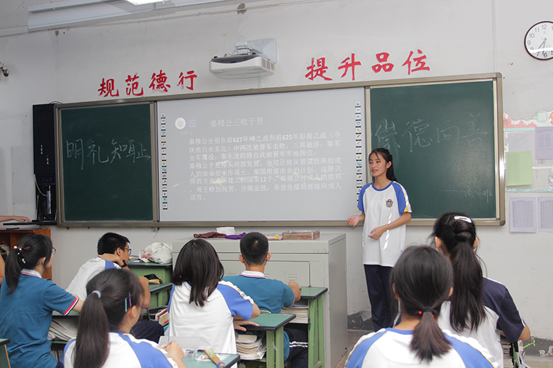 成都石室外國語學(xué)校一年的學(xué)費是多少？