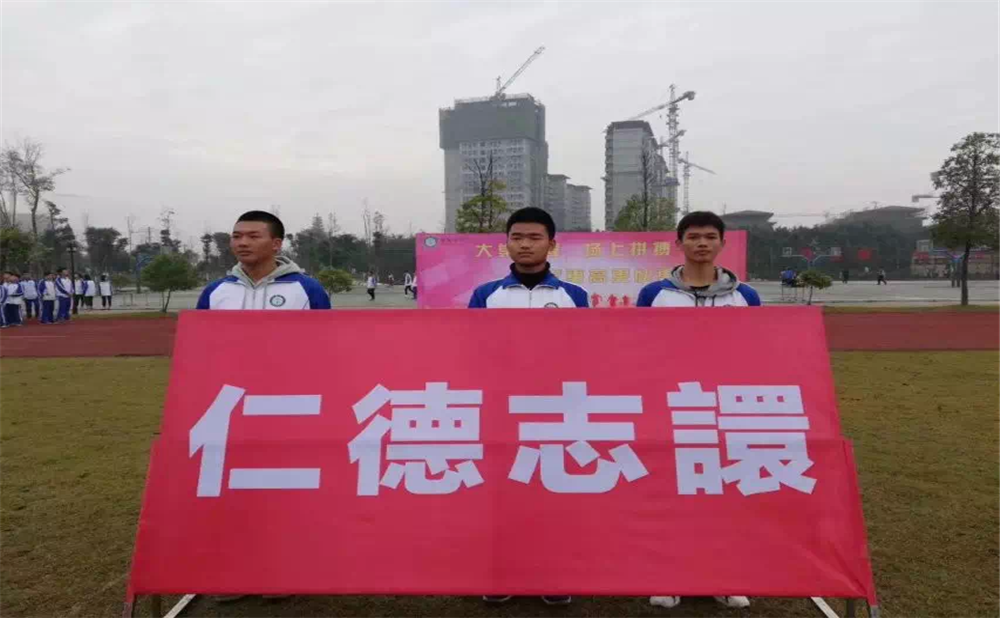 棠湖中學(xué)每年學(xué)費是多少？