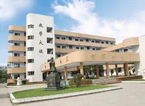 彭州中學(xué)一年的學(xué)費是多少？