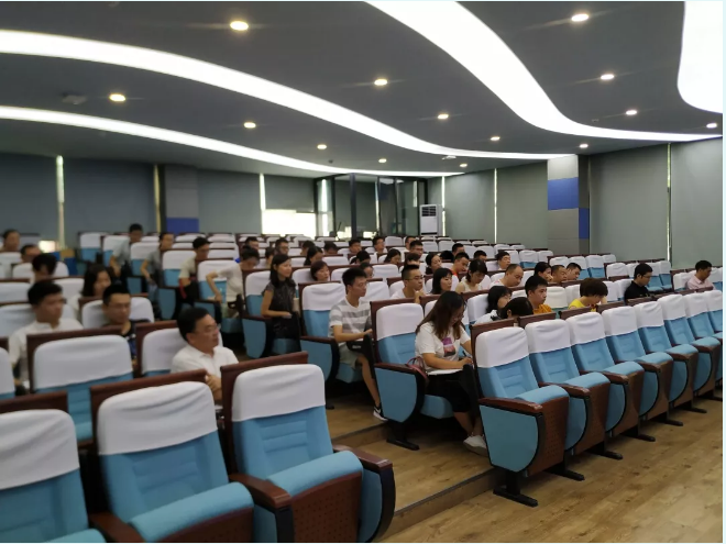 北京第二外國語學(xué)校成都附屬中學(xué)的學(xué)費(fèi)是多少？			 			