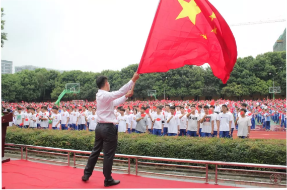 成都石室佳興外國(guó)語(yǔ)學(xué)校的學(xué)費(fèi)是多少？