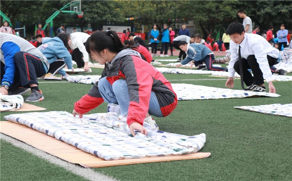 青白江中學去年的錄取分數線是多少？
