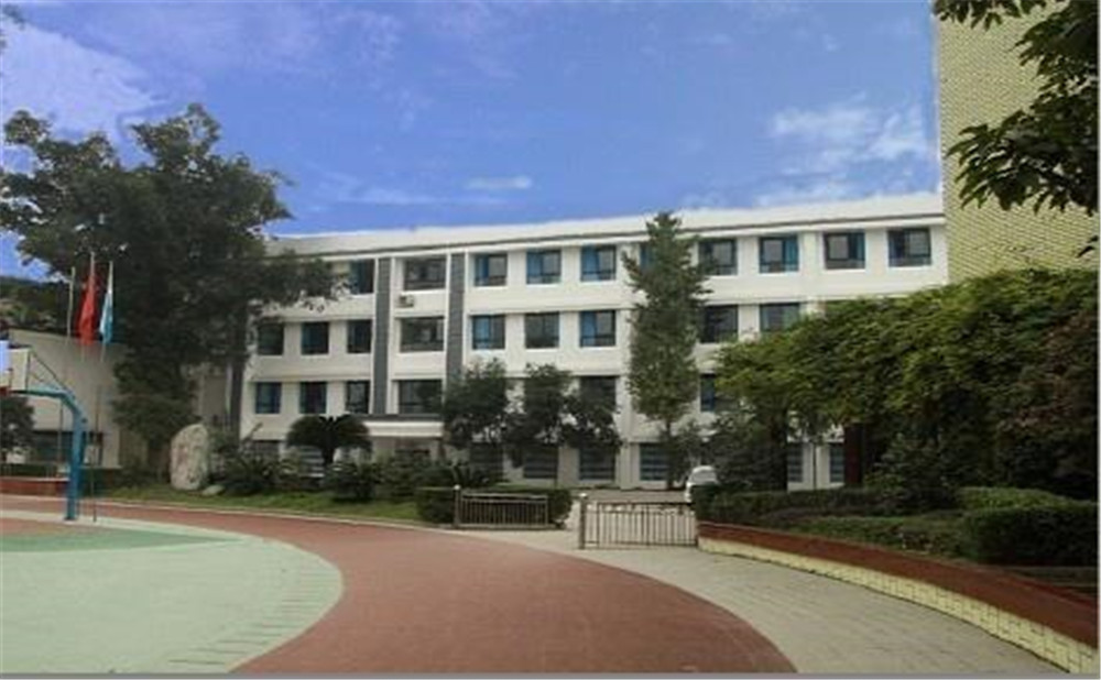 成都市第三十三中學(xué)近三年的錄取分?jǐn)?shù)是多少？