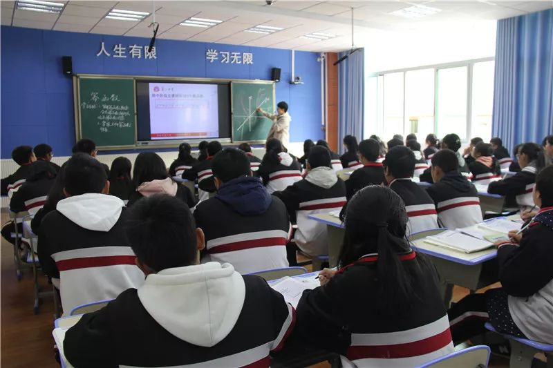 蒲江中學(xué)的學(xué)費是多少？