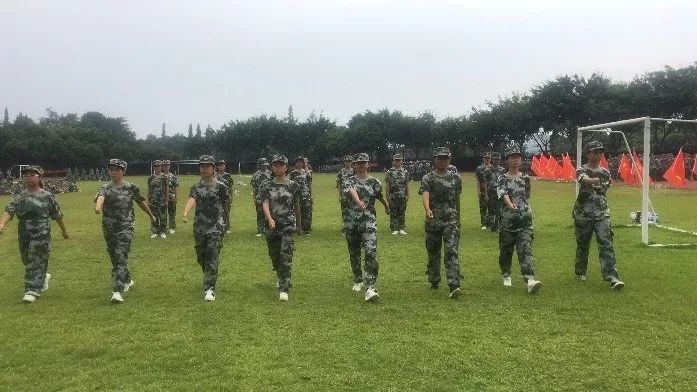 華潤高級中學(xué)的學(xué)費(fèi)是多少？