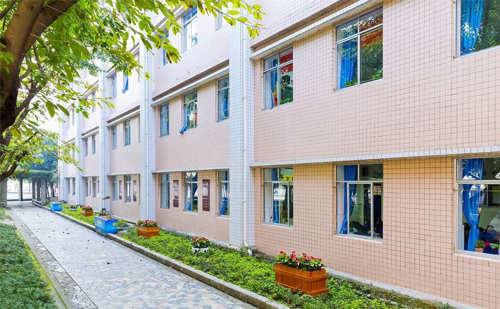 成都市第四十九中學(xué)的宿舍怎么樣？