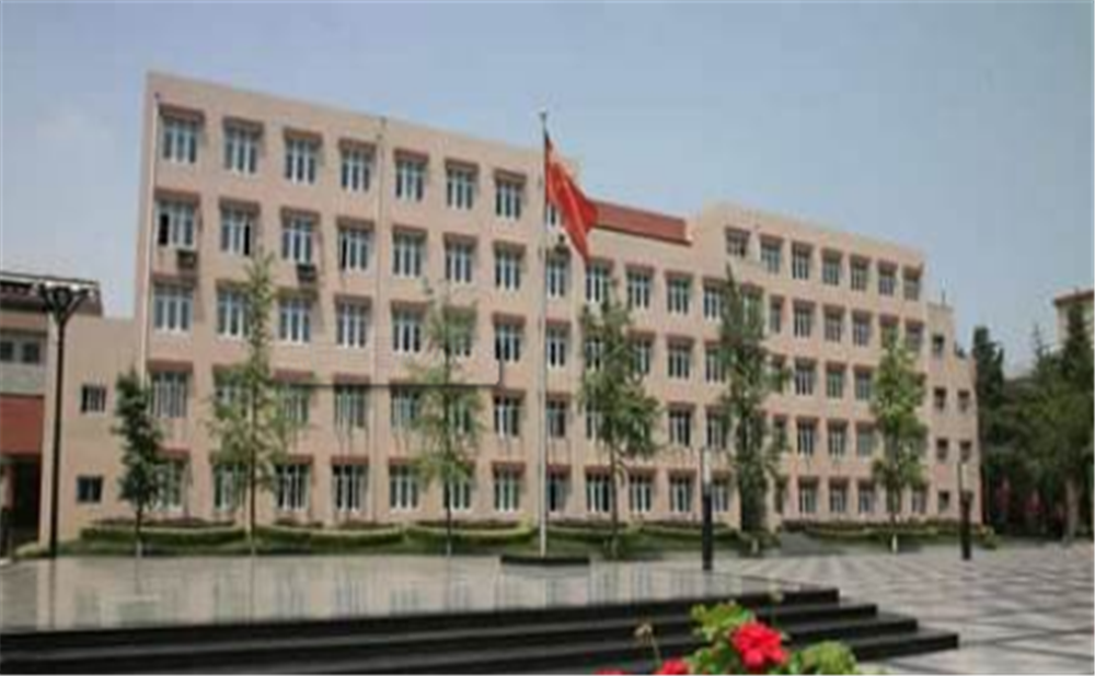 成都西藏中學(xué)高中一年的學(xué)費(fèi)是多少？