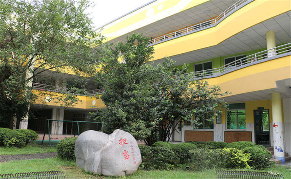 北大附中成都為明學(xué)校高中一年的學(xué)費(fèi)多少錢？