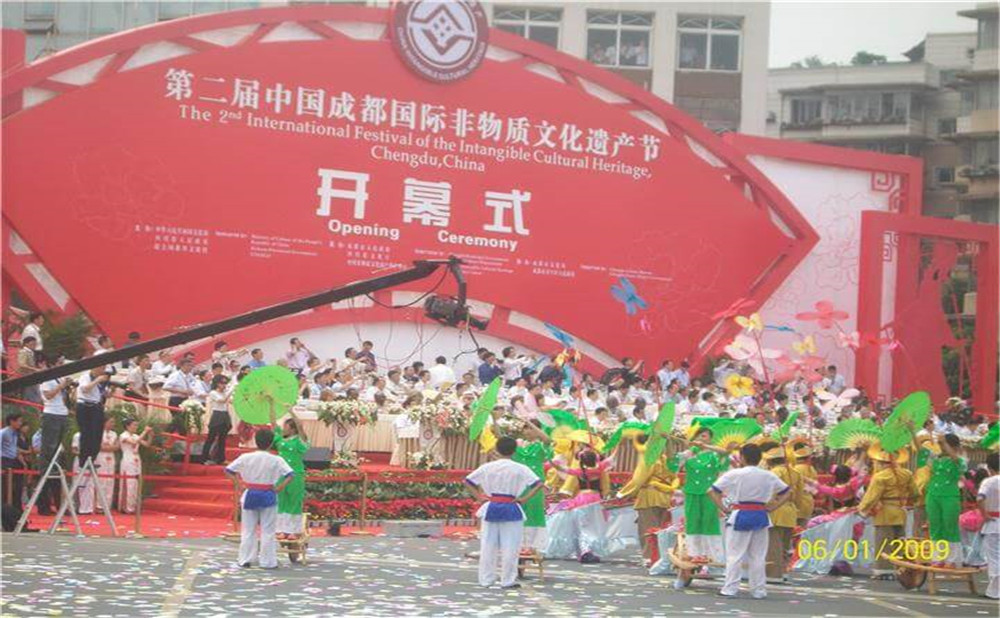 洛帶中學(xué)高中一年的學(xué)費(fèi)是多少？