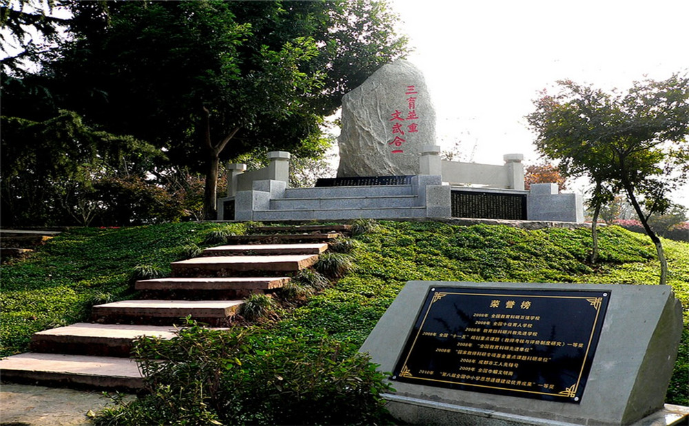 成都市龍泉中學(xué)的本科升學(xué)率是多少？