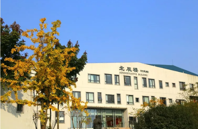 成都實(shí)驗(yàn)外國(guó)語學(xué)校的錄取分?jǐn)?shù)線是多少？