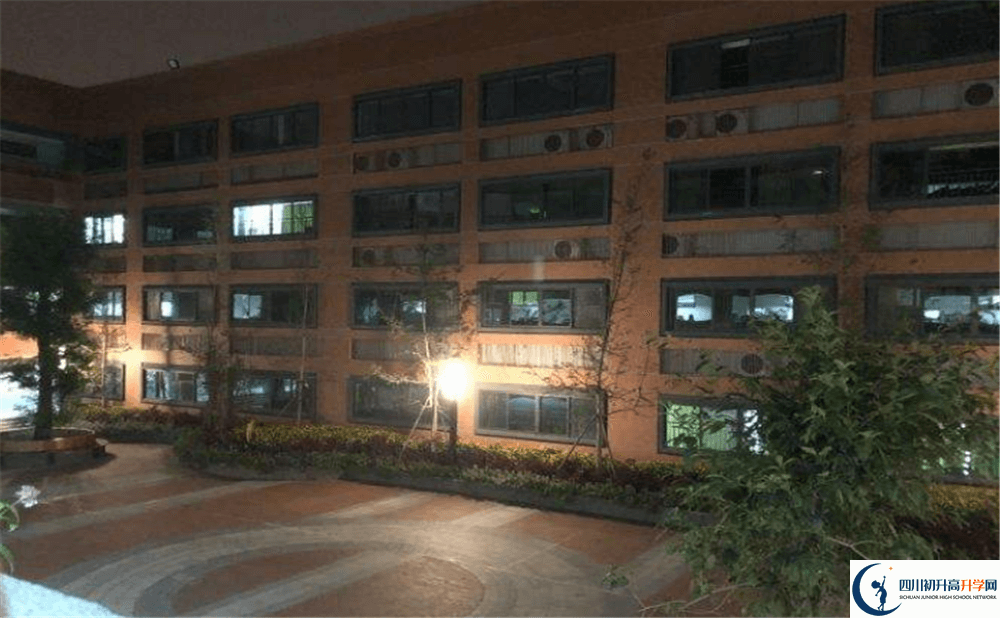 成都實(shí)外新都五龍山學(xué)校的學(xué)費(fèi)收費(fèi)標(biāo)準(zhǔn)是多少錢？