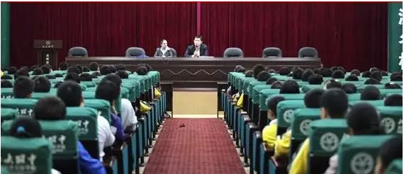 北大附中成都新津為明學校學費的收費標準是什么？