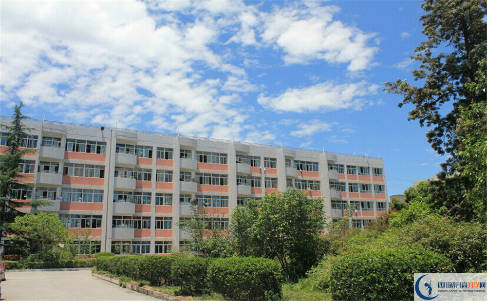 成都市籍田中學(xué)的學(xué)費大概是多少？
