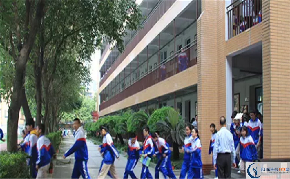 成都大學(xué)附屬中學(xué)的學(xué)費大概多少？