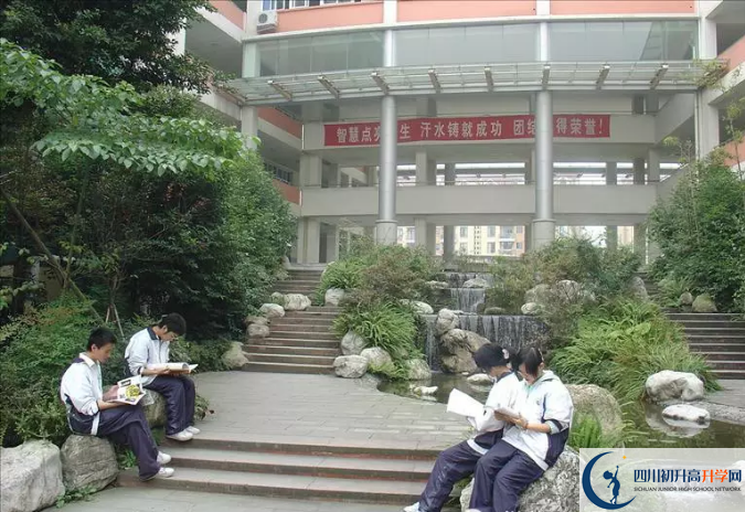 四川師范大學附屬中學一年的學費是多少？