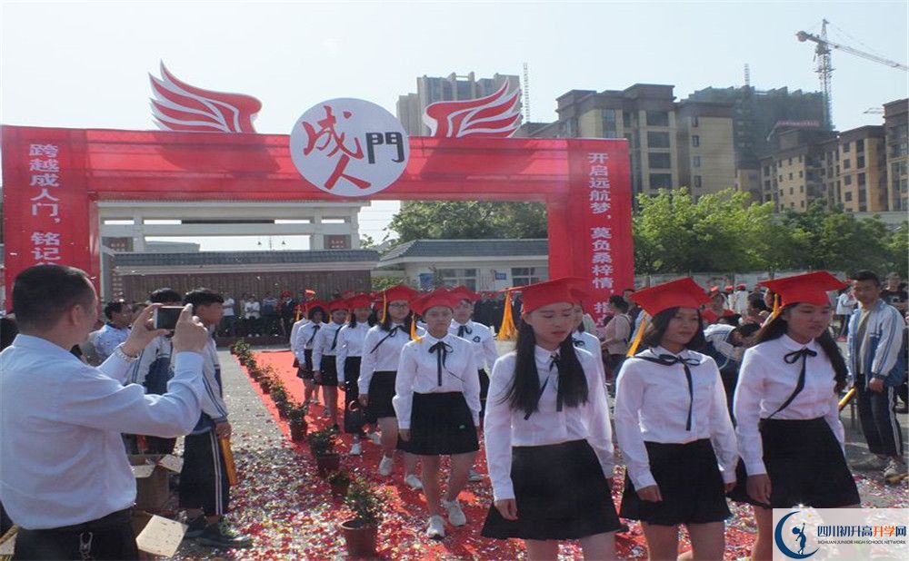 淮口中學(xué)的學(xué)費大概是多少？