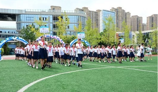 成都市泡桐樹中學(xué)的老師好不好？