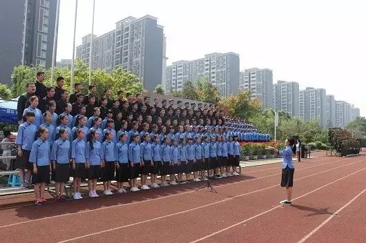 成都三十七中一年的學費是多少？