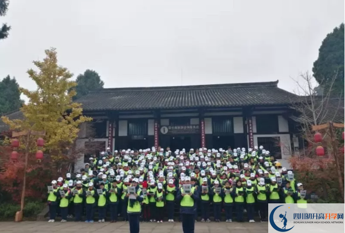 成都教科院附屬學(xué)校一年的學(xué)費(fèi)是多少？
